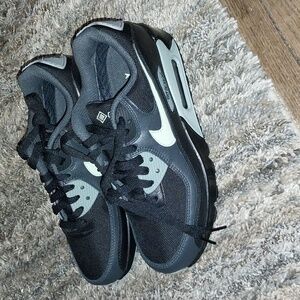 NWT GORE-TEX Black Honeydew US Mens 4.5 Sneakers